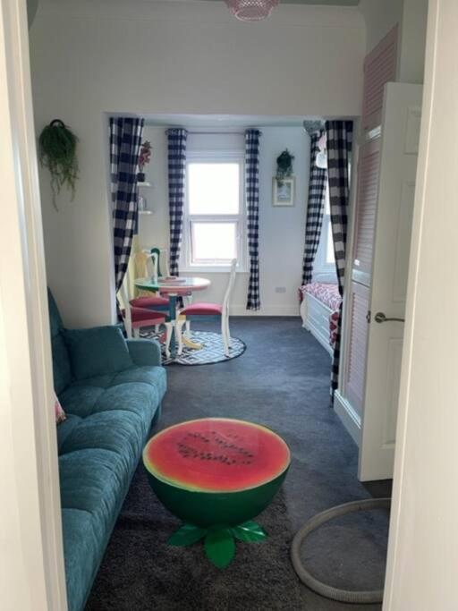 "The Parlour" Seafront Apartment Eastbourne Exteriör bild